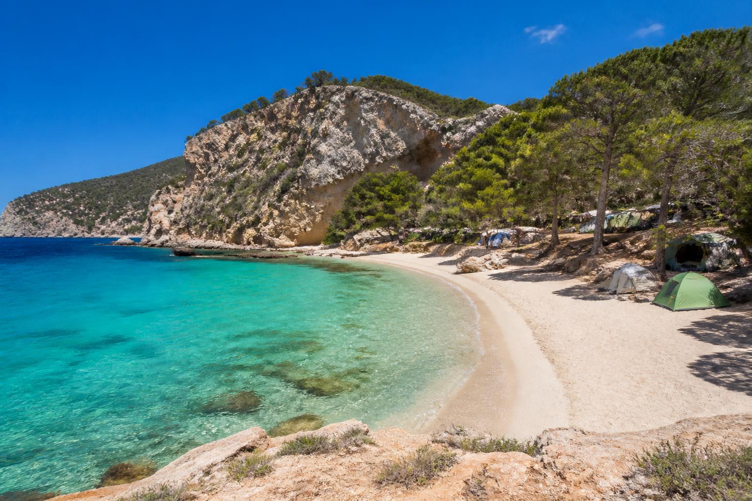 découvrez les meilleures plages d'ibiza pour un séjour camping inoubliable en espagne. conseils et astuces pour choisir les spots idéaux et profiter pleinement de vos vacances au bord de la mer.