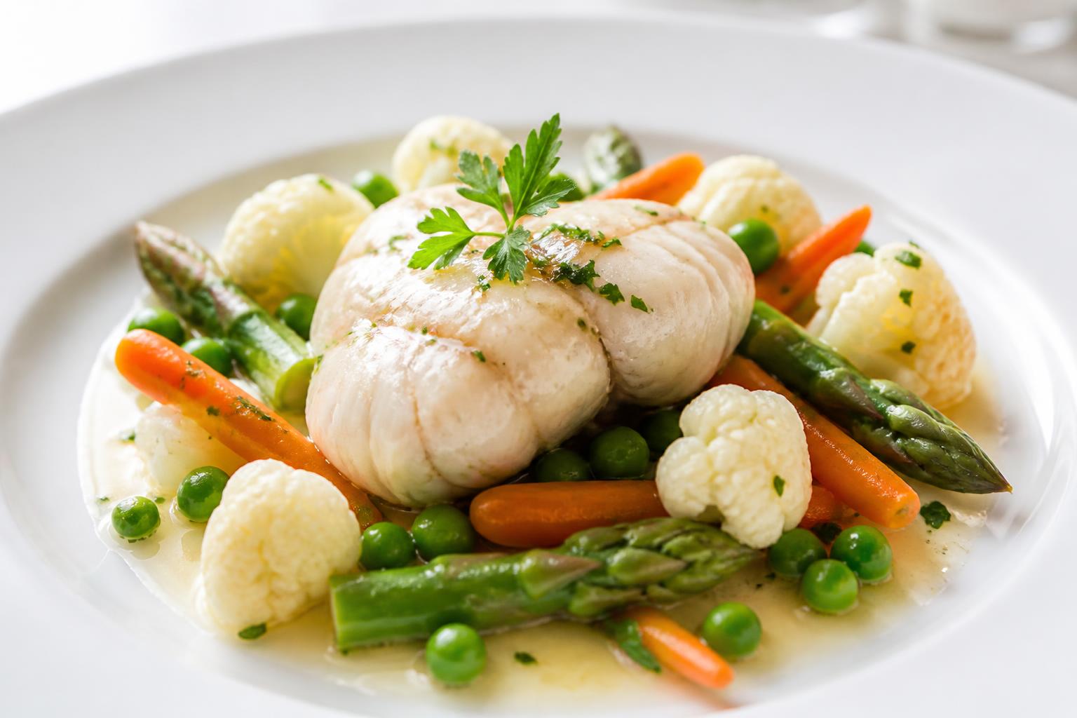 découvrez quels légumes choisir pour sublimer la lotte en cuisson vapeur ou poêlée, avec des conseils pour équilibrer saveurs et textures et réussir un plat gourmand.