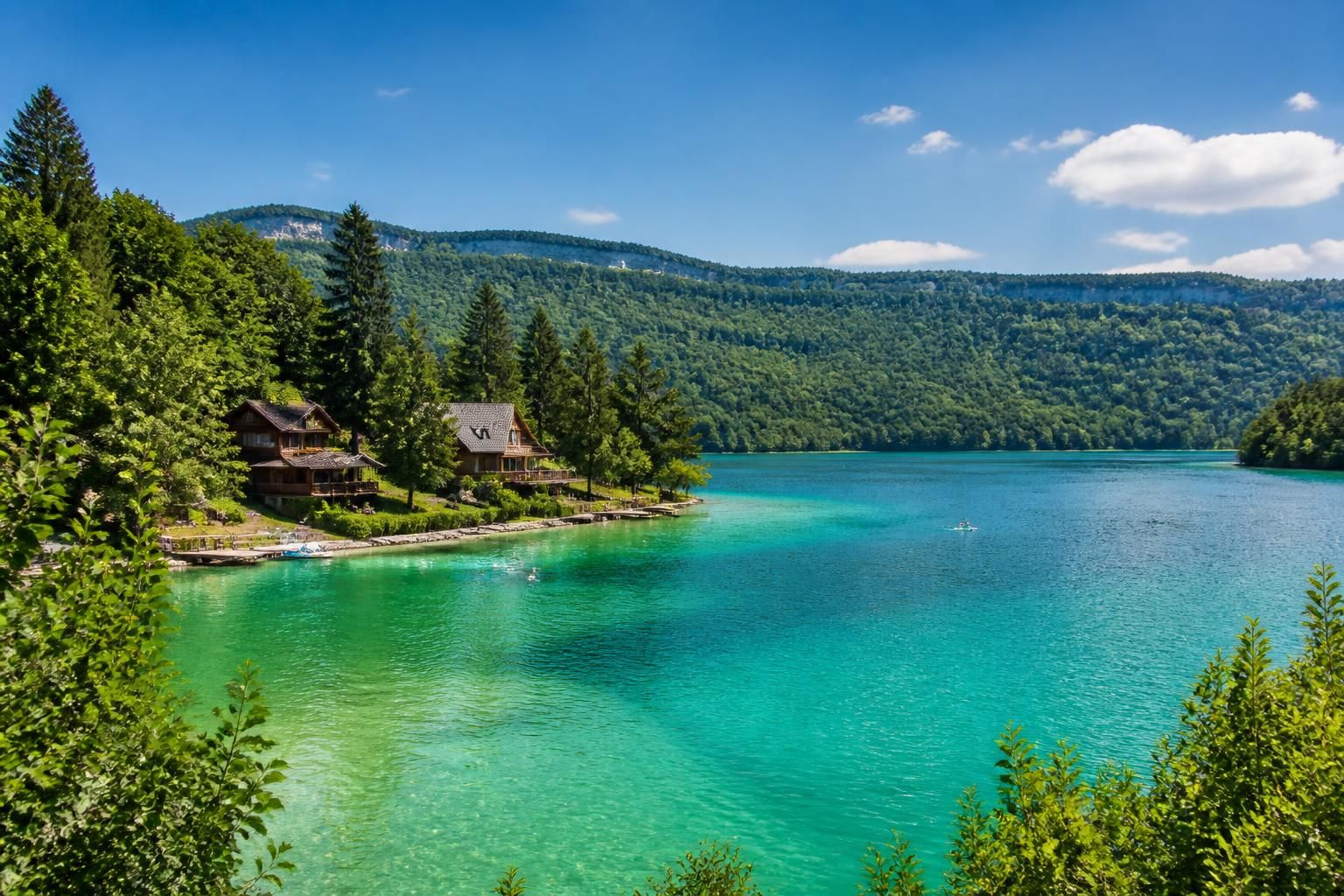 découvrez le domaine de chalain, une escapade nature unique entre lac cristallin et forêt verdoyante, idéale pour les amoureux de plein air et de tranquillité.