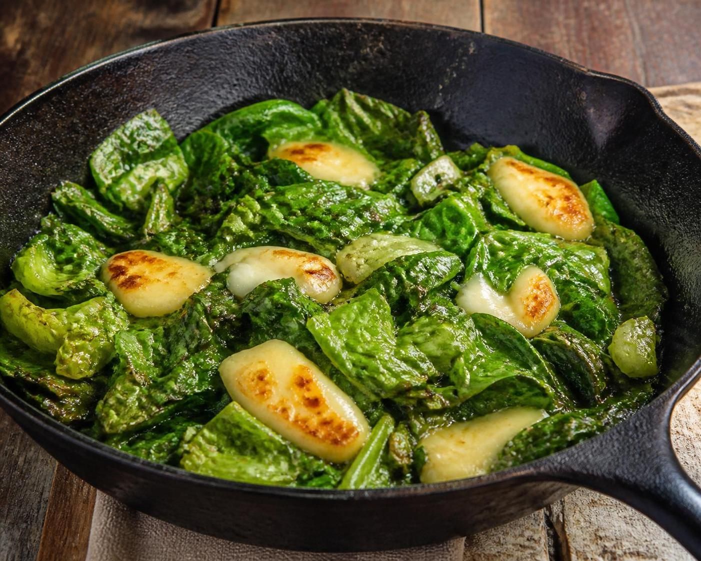 découvrez une recette étonnante de salade cuite à la poêle qui transforme vos légumes verts en un plat savoureux et original. simple et rapide à préparer !