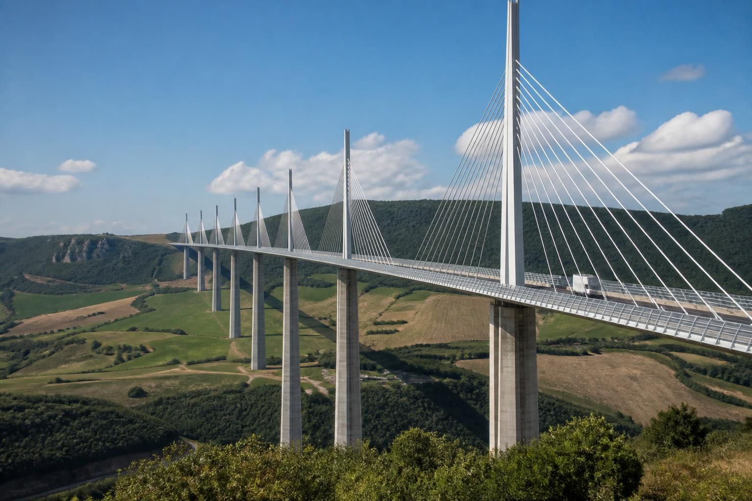 découvrez le prix réel pour traverser le viaduc de millau, ce chef-d'œuvre architectural emblématique, et profitez d'une expérience unique au-dessus des paysages splendides de la vallée du tarn.
