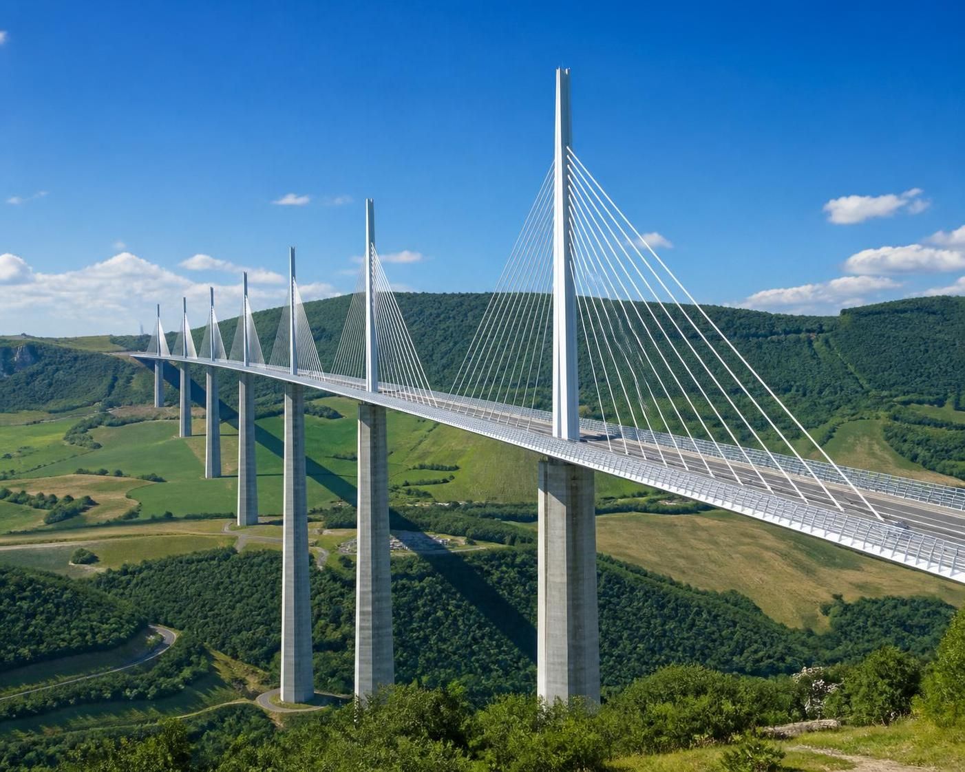 découvrez le vrai coût pour traverser le viaduc de millau, ce chef-d'œuvre architectural emblématique, et les informations essentielles sur son tarif.
