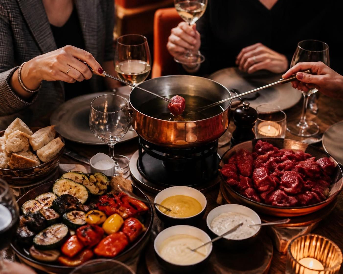 découvrez les meilleurs accompagnements pour sublimer votre fondue bourguignonne et régaler vos convives avec un repas convivial et savoureux.